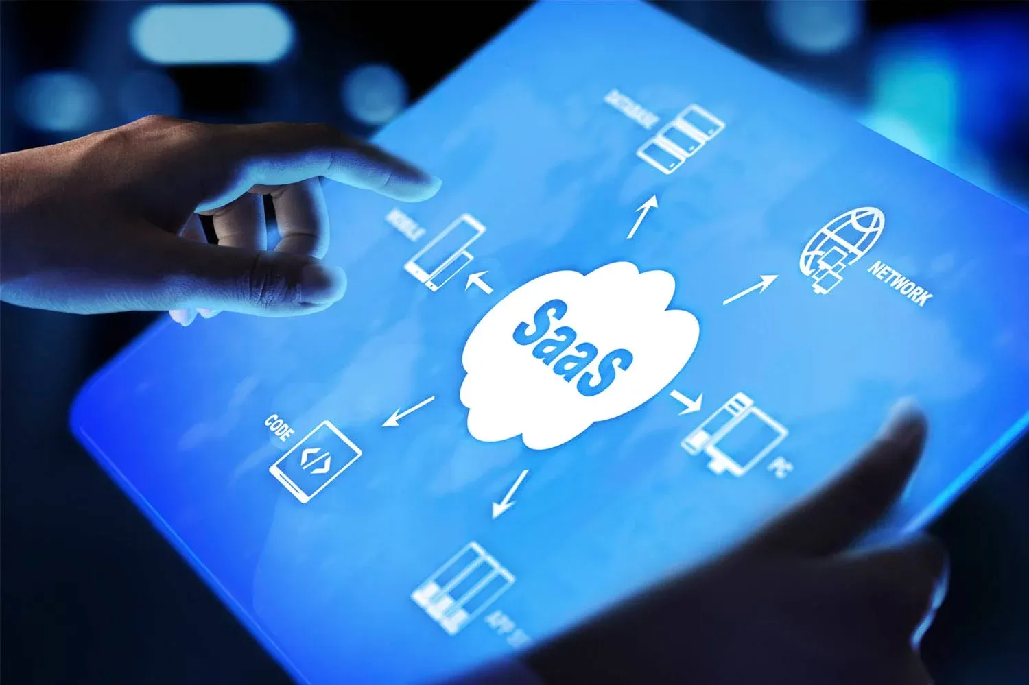 Main touchant un écran où le SaaS est relié à des applications et des utilisateurs