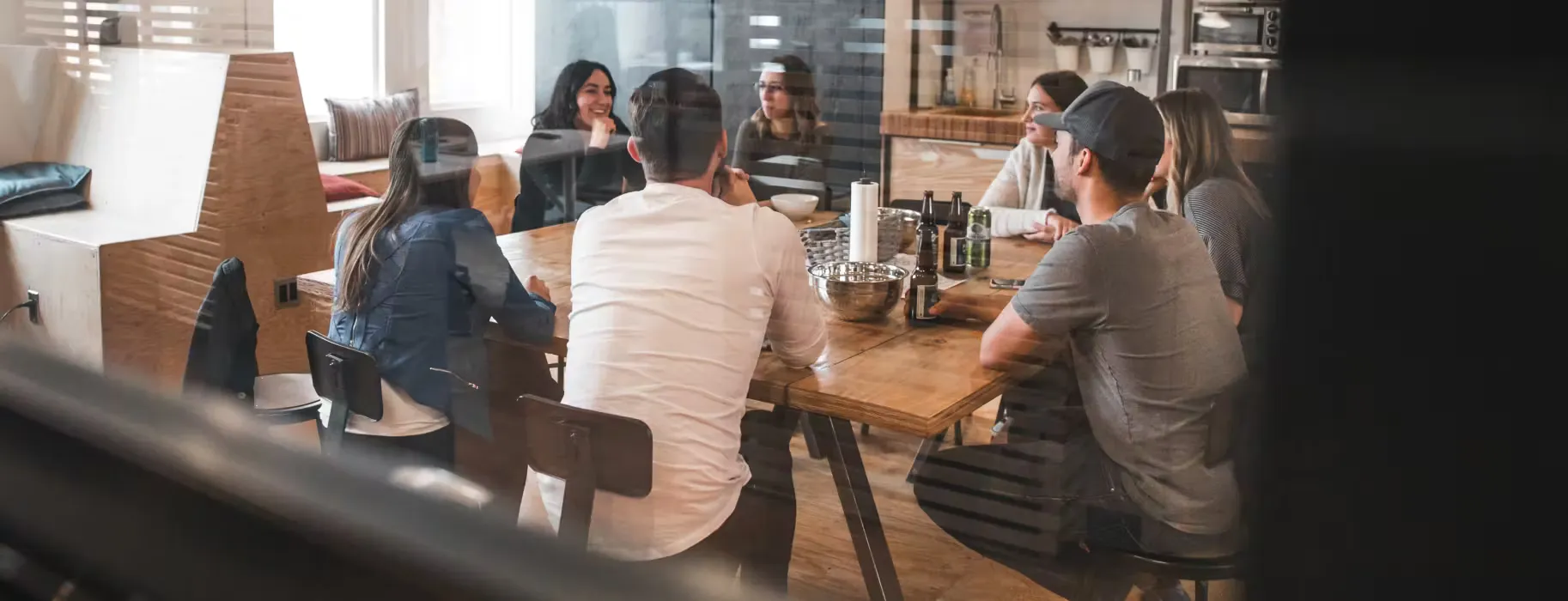 Équipe réunie autour d’une table de travail